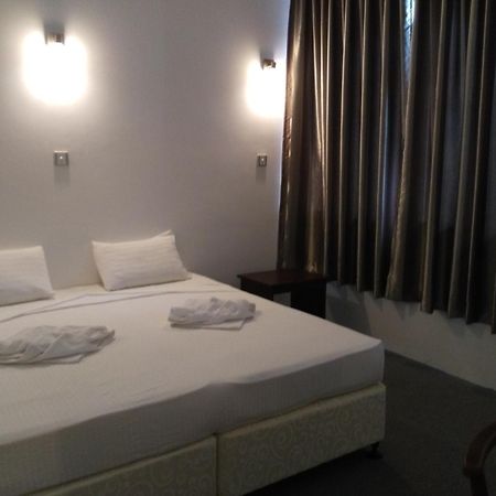 West Inn Kolombo Bagian luar foto