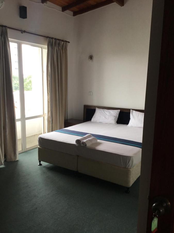 West Inn Kolombo Bagian luar foto