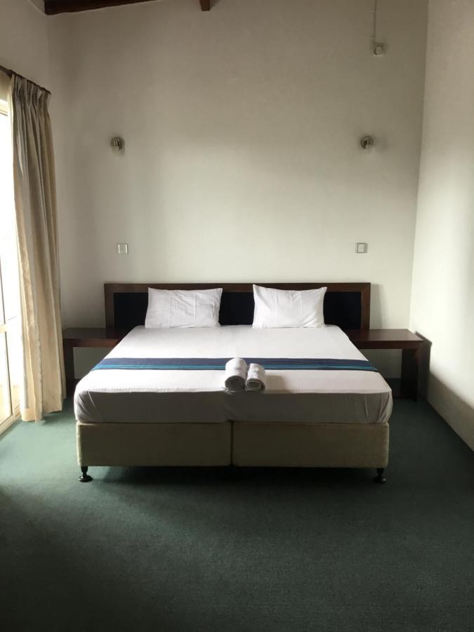 West Inn Kolombo Bagian luar foto