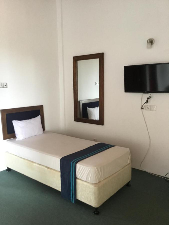West Inn Kolombo Bagian luar foto