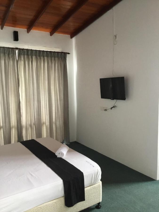 West Inn Kolombo Bagian luar foto