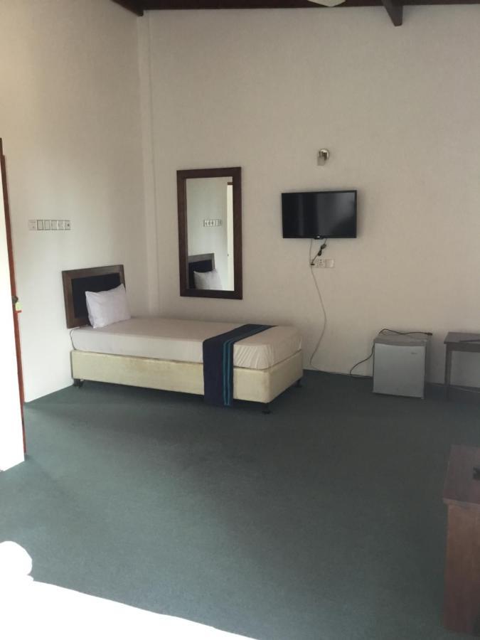West Inn Kolombo Bagian luar foto