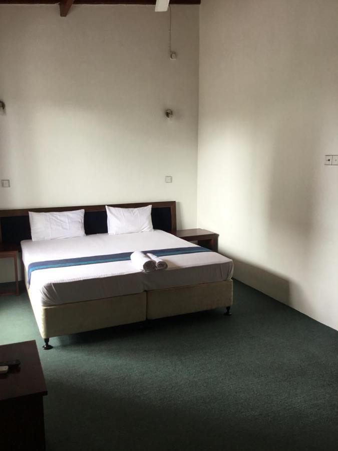 West Inn Kolombo Bagian luar foto
