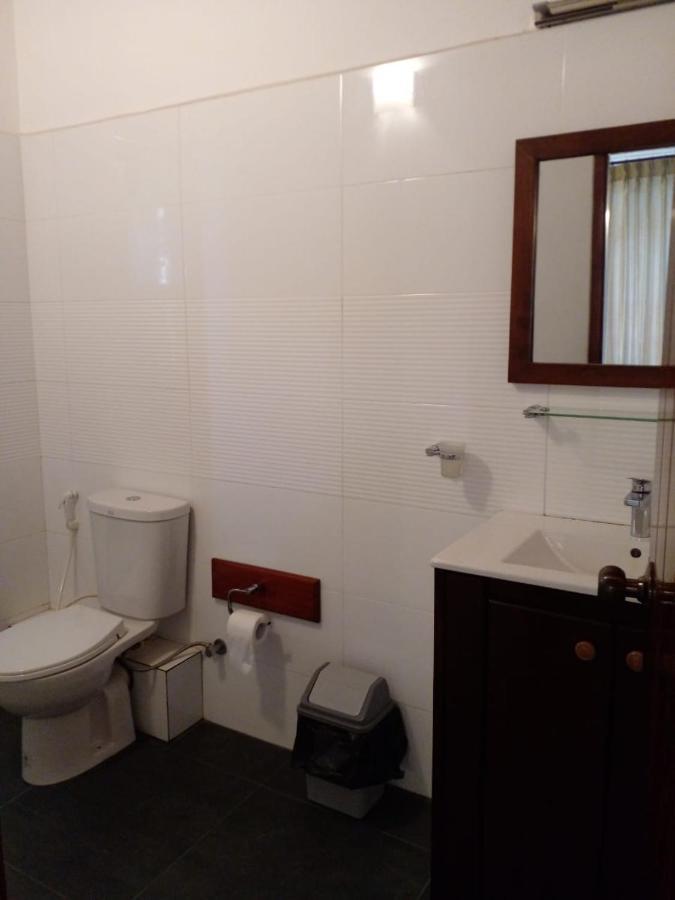 West Inn Kolombo Bagian luar foto