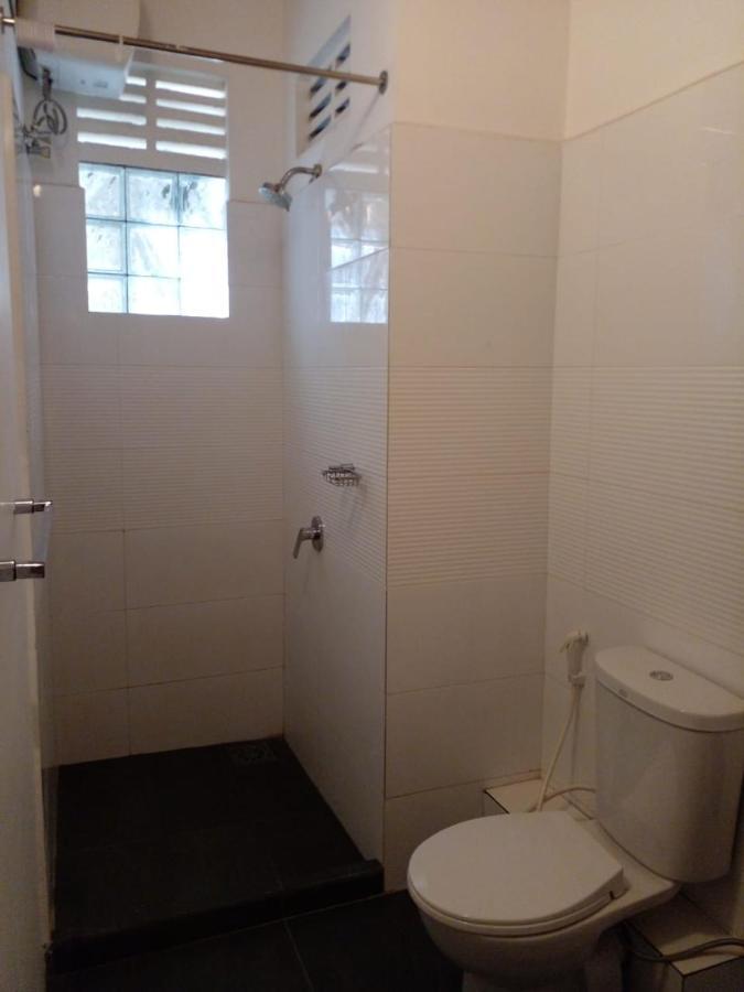 West Inn Kolombo Bagian luar foto