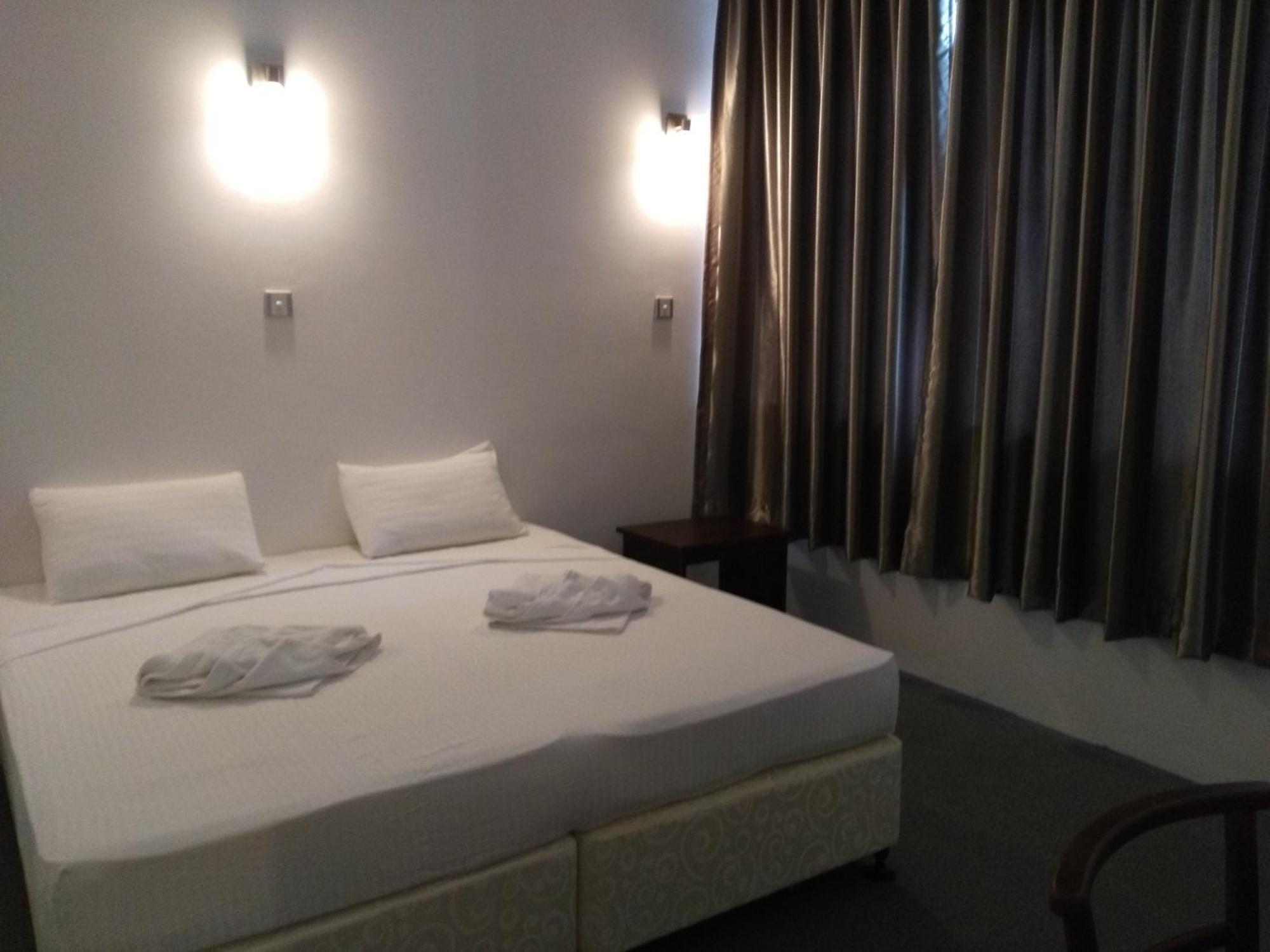 West Inn Kolombo Bagian luar foto