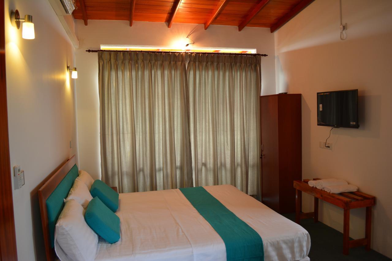 West Inn Kolombo Bagian luar foto