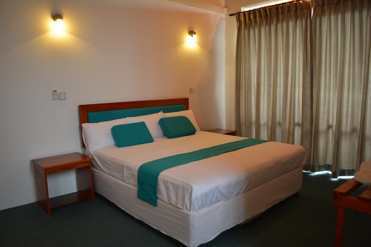 West Inn Kolombo Bagian luar foto