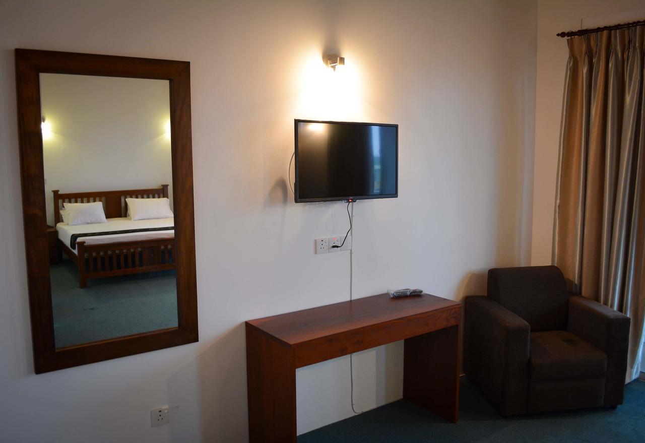 West Inn Kolombo Bagian luar foto