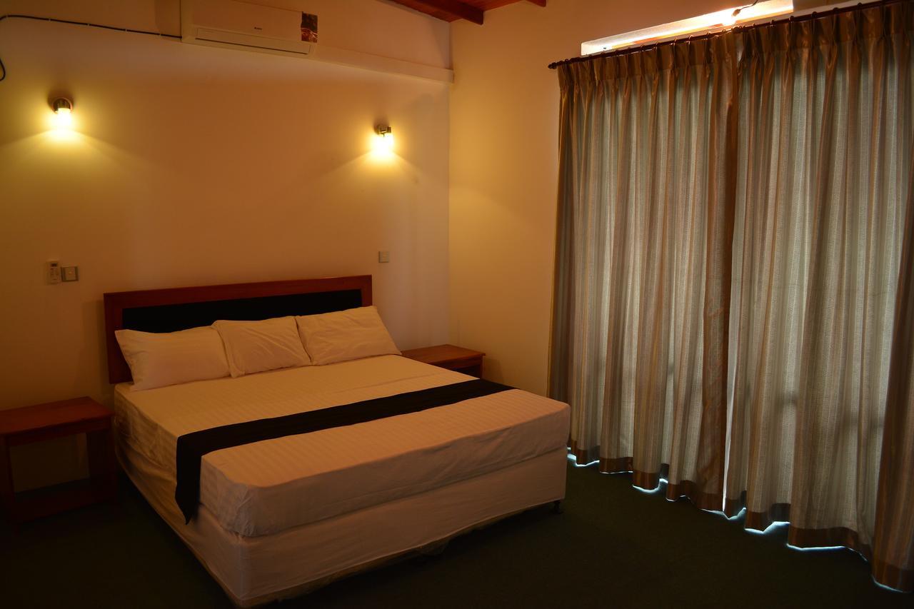 West Inn Kolombo Bagian luar foto