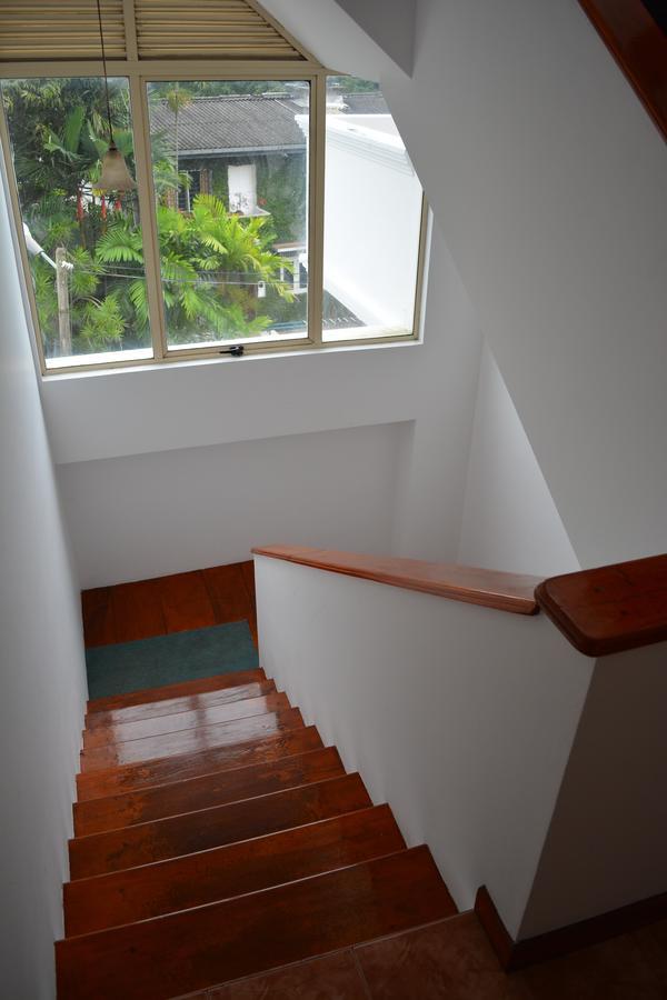 West Inn Kolombo Bagian luar foto