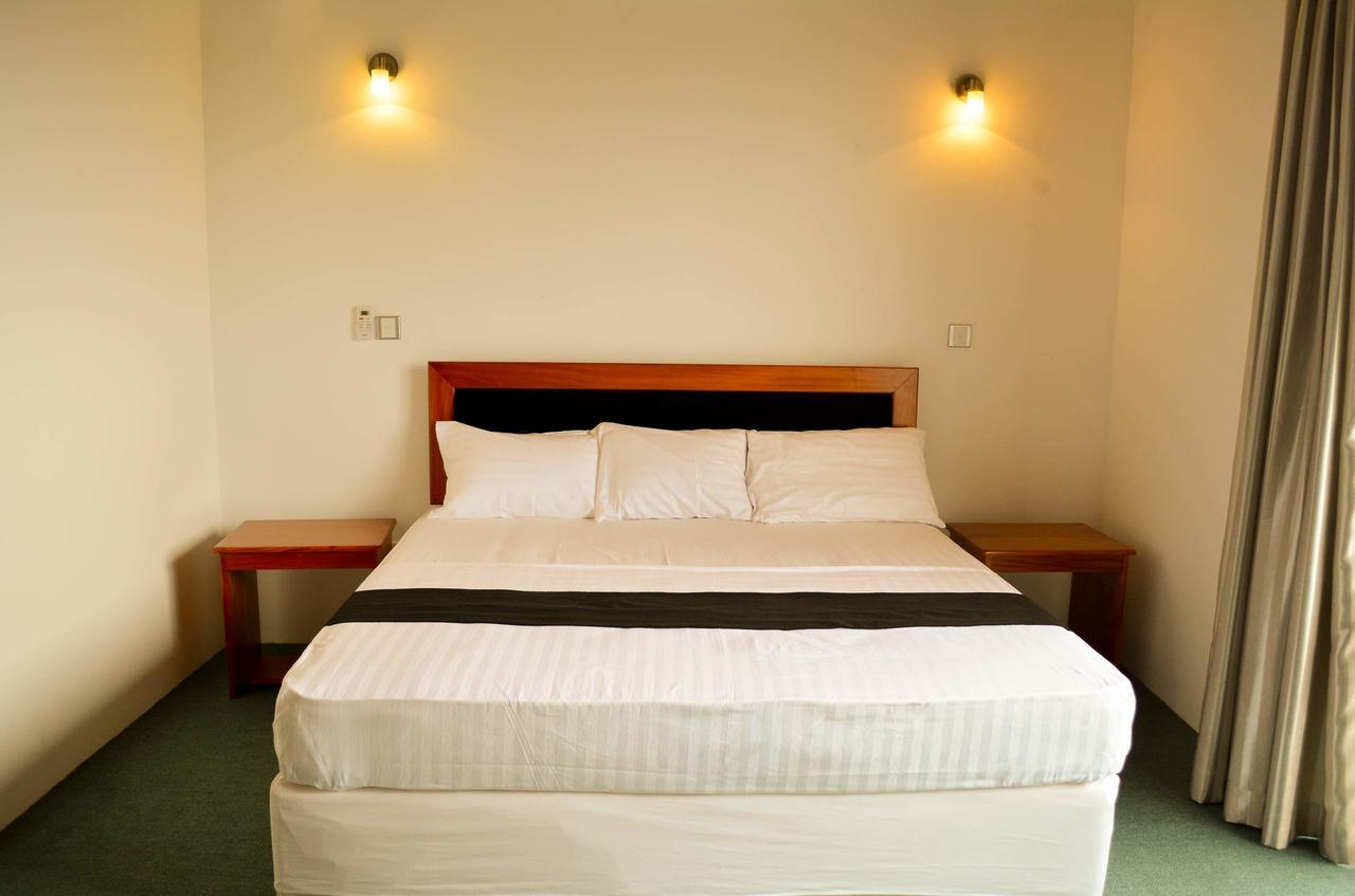 West Inn Kolombo Bagian luar foto