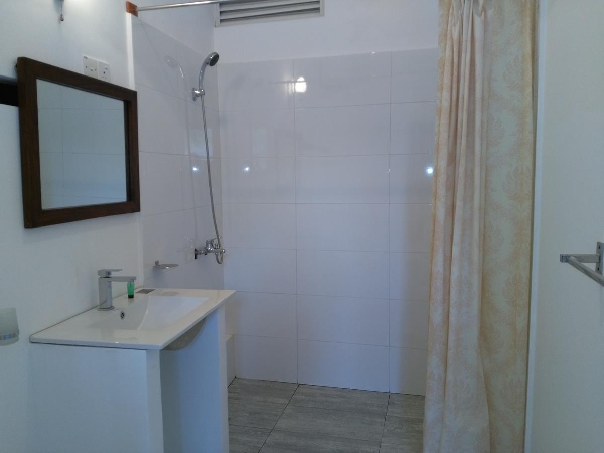 West Inn Kolombo Bagian luar foto