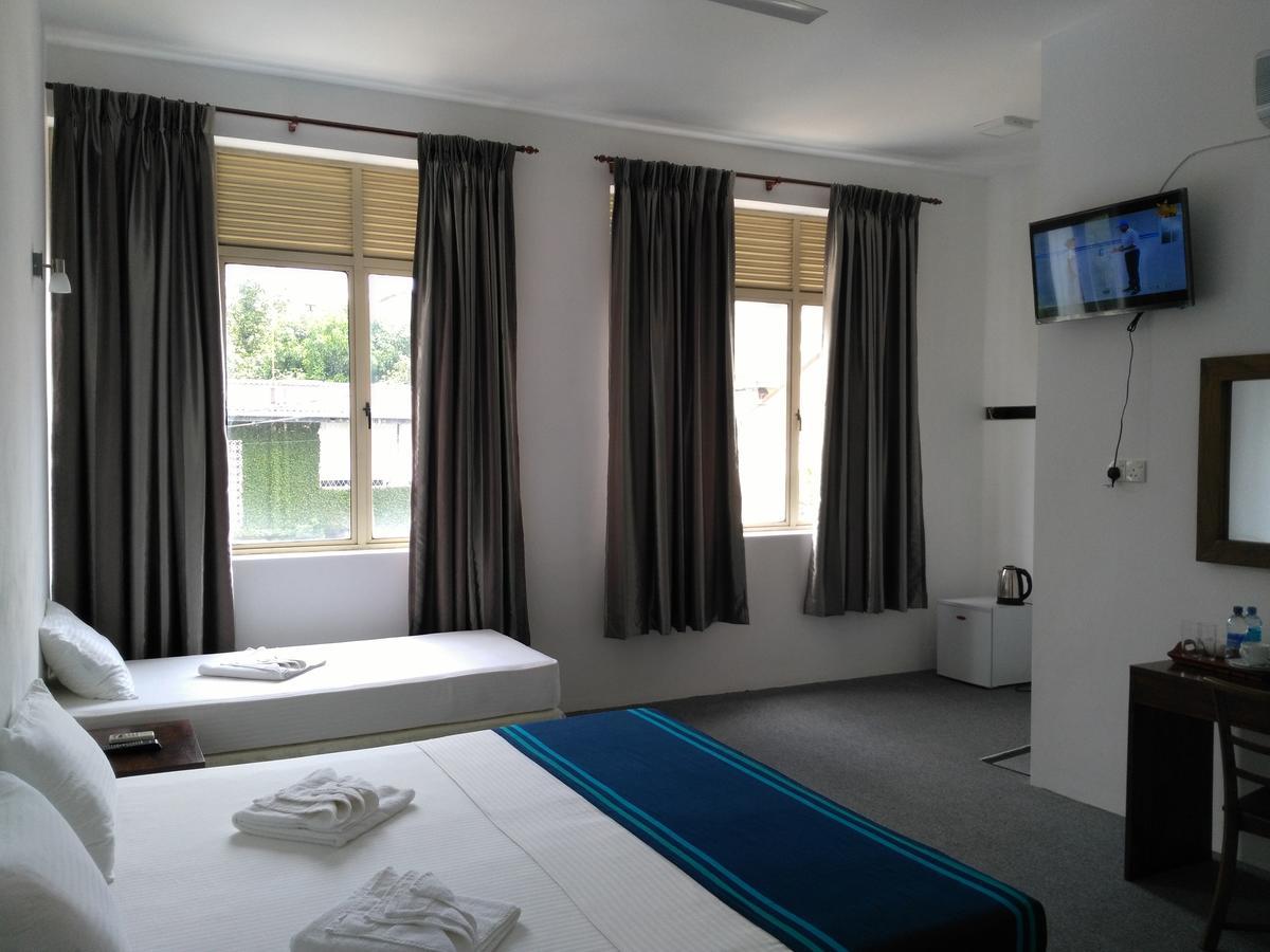 West Inn Kolombo Bagian luar foto