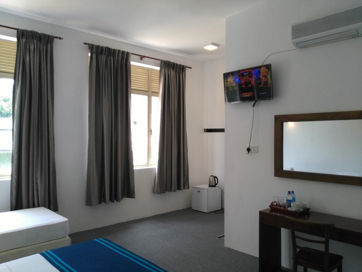 West Inn Kolombo Bagian luar foto