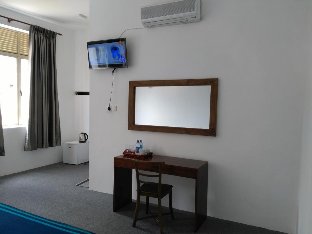West Inn Kolombo Bagian luar foto