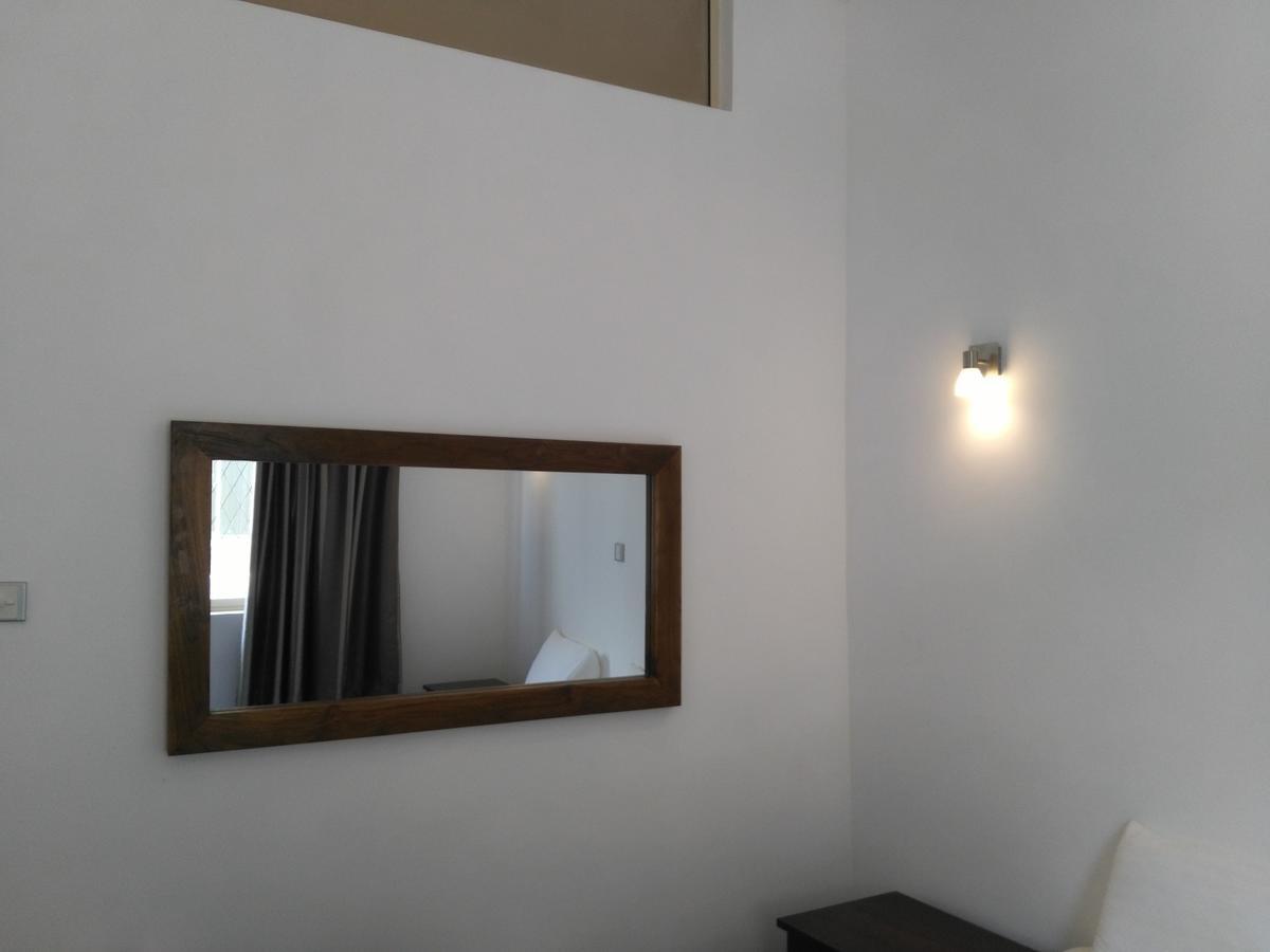 West Inn Kolombo Bagian luar foto