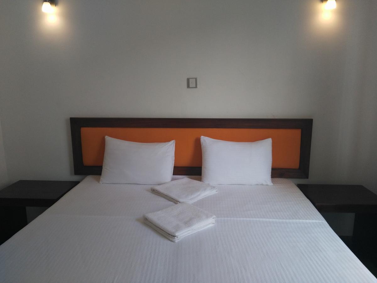 West Inn Kolombo Bagian luar foto