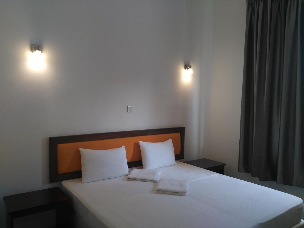 West Inn Kolombo Bagian luar foto